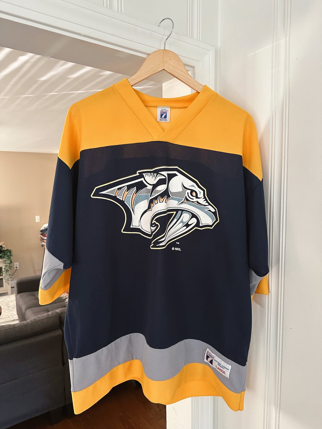 VTG NASHVILLE PREDS JERSEY (L)